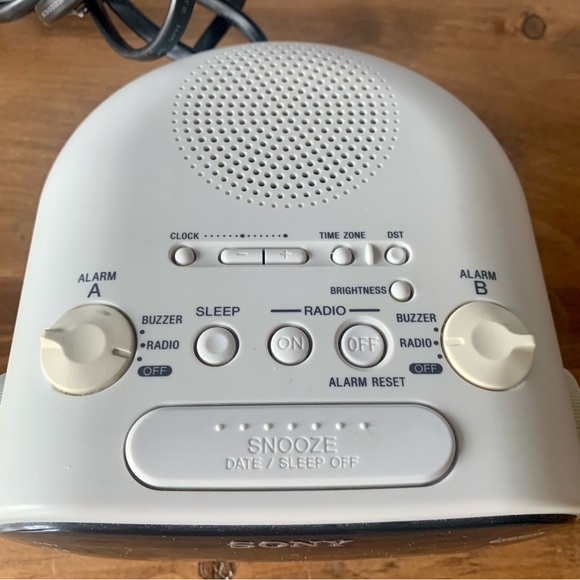 SONY DREAM MACHINE AM/FM DUAL ALARM - CLOCK RADIO MODEL #ICF-C318 TESTED - Picture 3 of 9